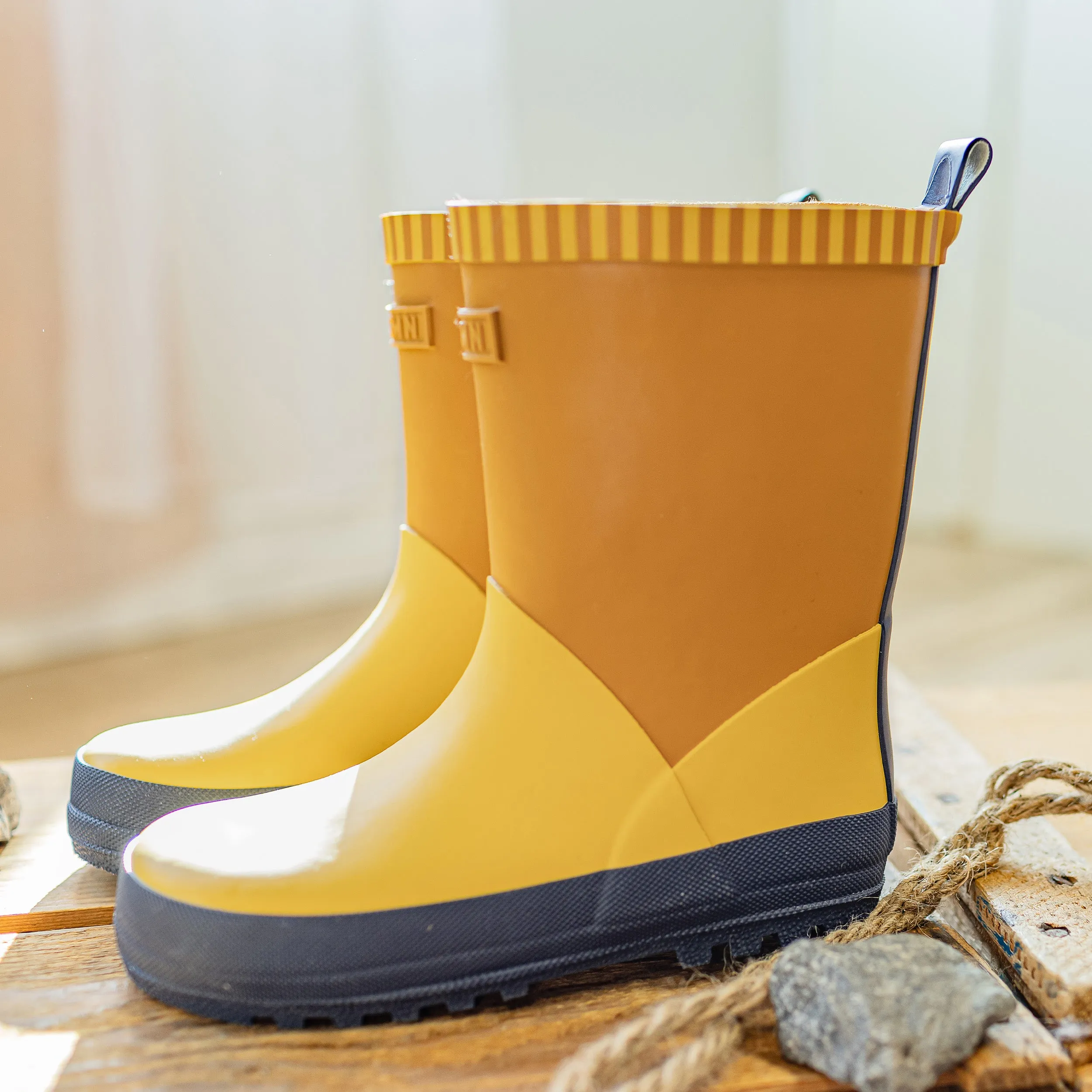 Bottes de pluie imperméables jaunes à blocs de couleur || Color-blocked yellow waterproof rain boots