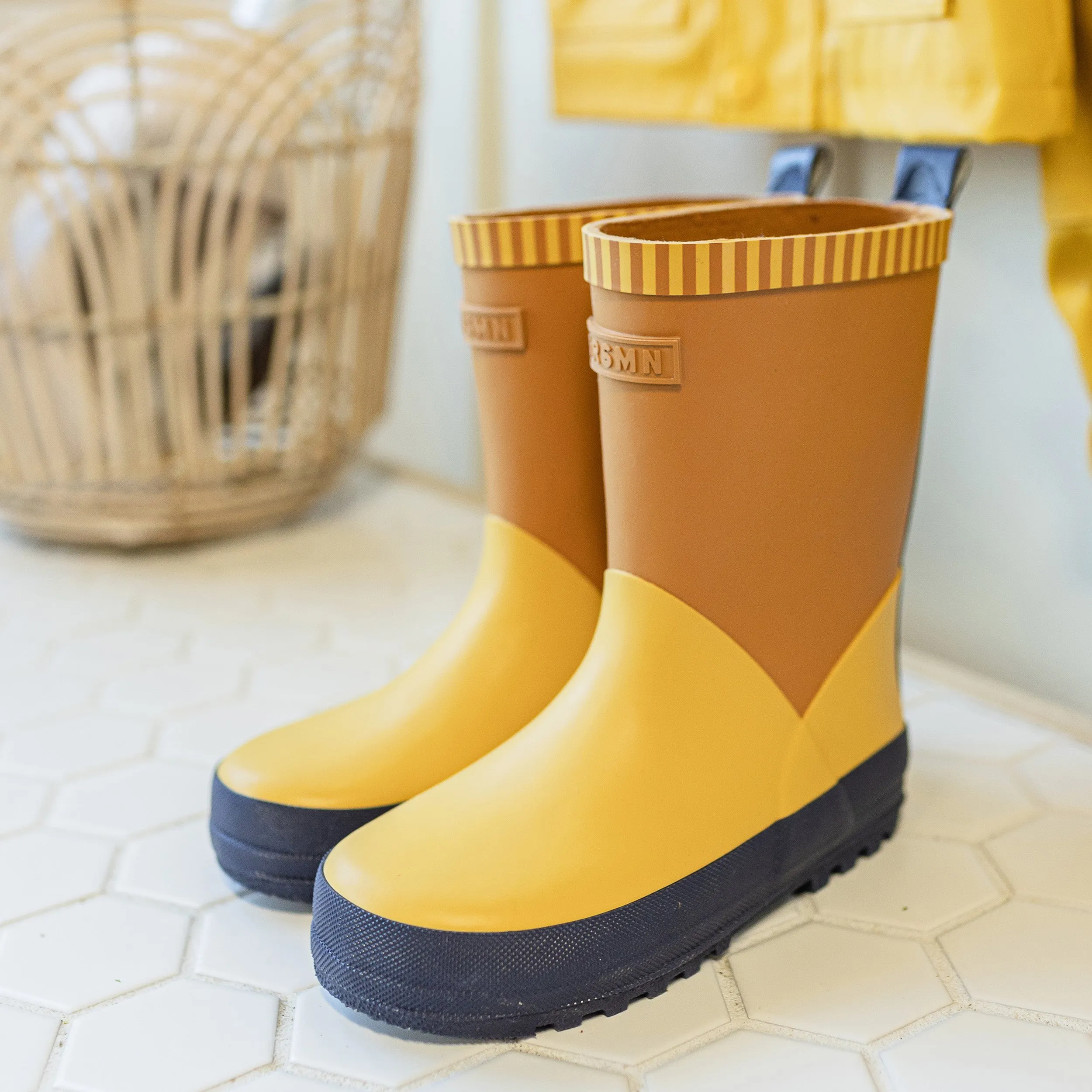 Bottes de pluie imperméables jaunes à blocs de couleur || Color-blocked yellow waterproof rain boots