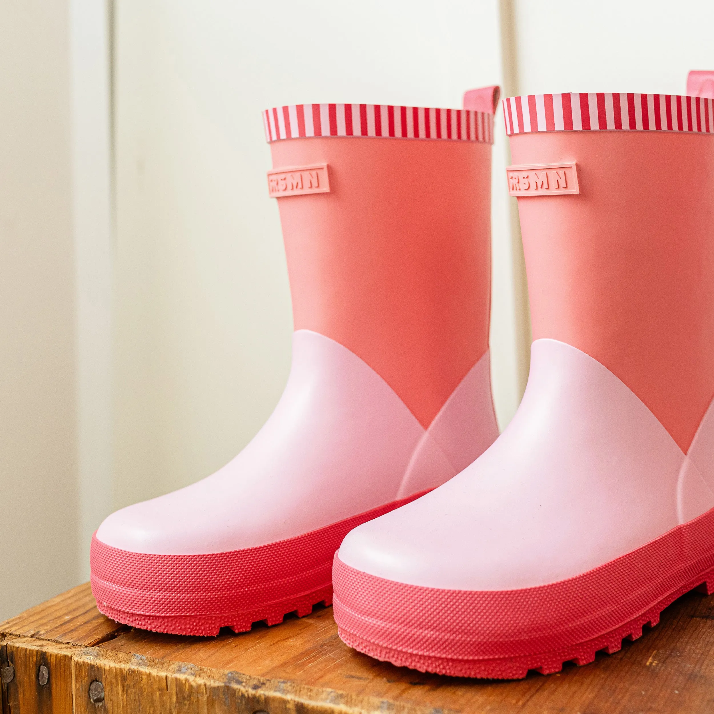 Bottes de pluie imperméables roses à blocs de couleur || Color-blocked pink waterproof rain boots