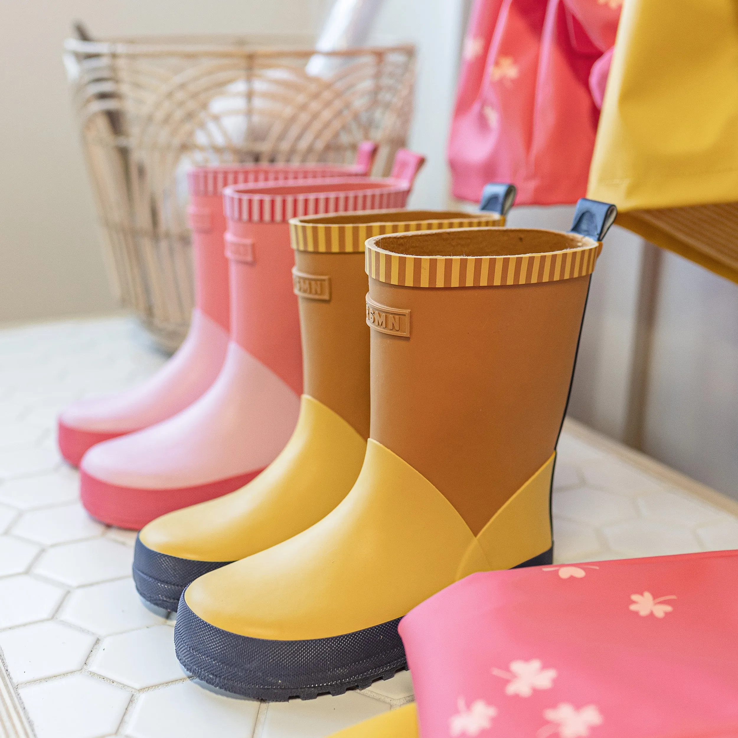 Bottes de pluie imperméables roses à blocs de couleur || Color-blocked pink waterproof rain boots