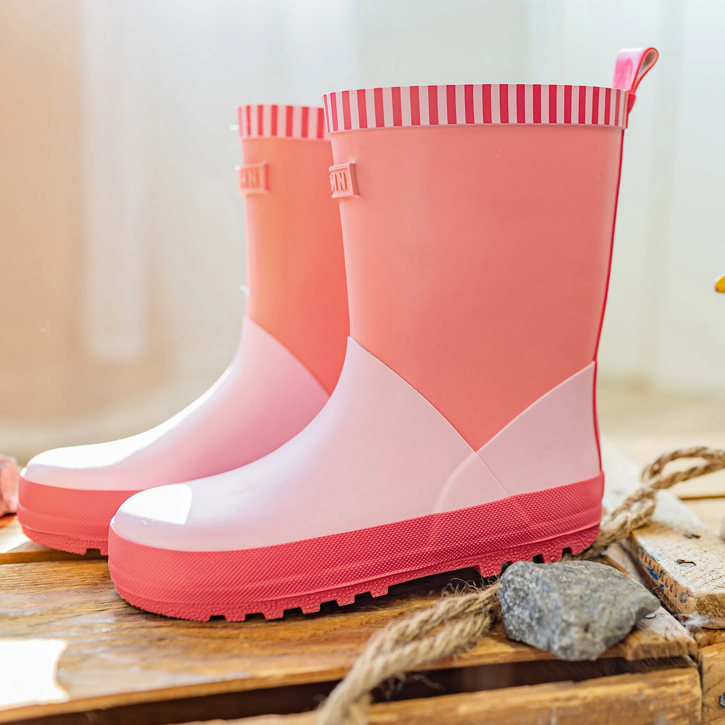 Bottes de pluie imperméables roses à blocs de couleur || Color-blocked pink waterproof rain boots
